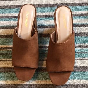 Shoe dazzle camel heeled mules